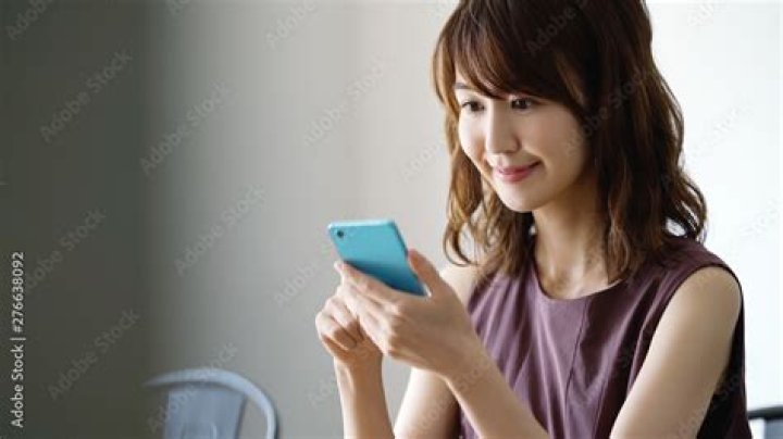 スマホで掲示板を見るイメージ