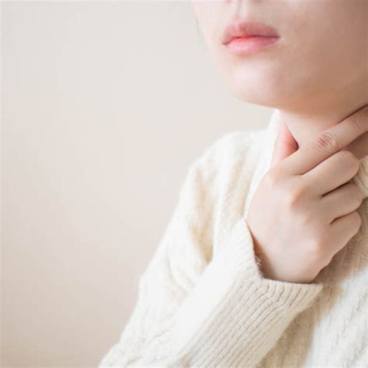 喉の痛みの対処法を調べる人のイメージ